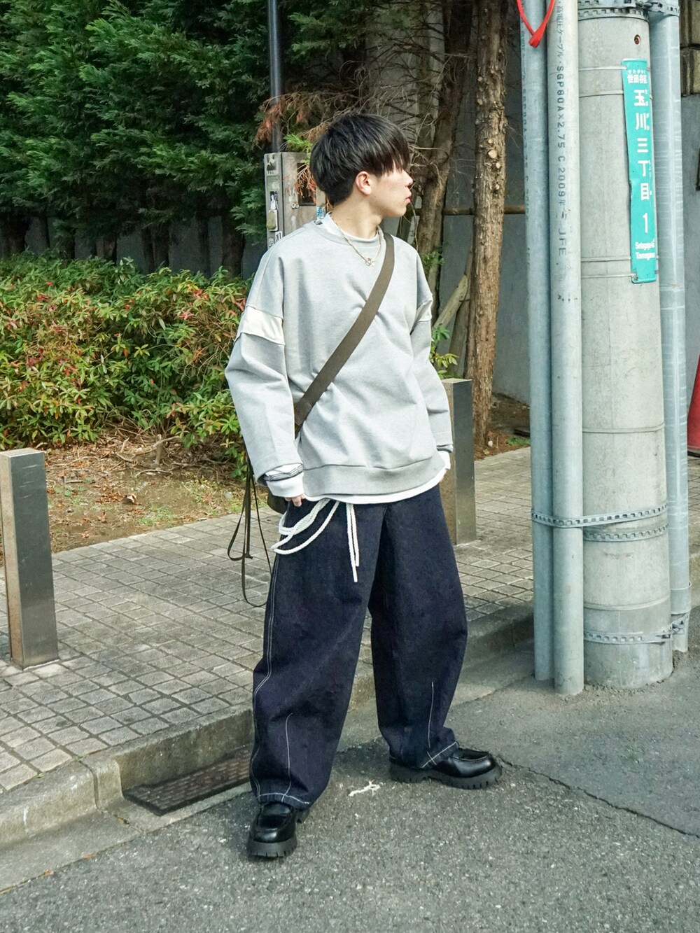 グレー系のスウェット、グレー系のTシャツ/カットソー、ブルー系のデニムパンツを着用したメンズの冬コーディネートの2枚目の写真