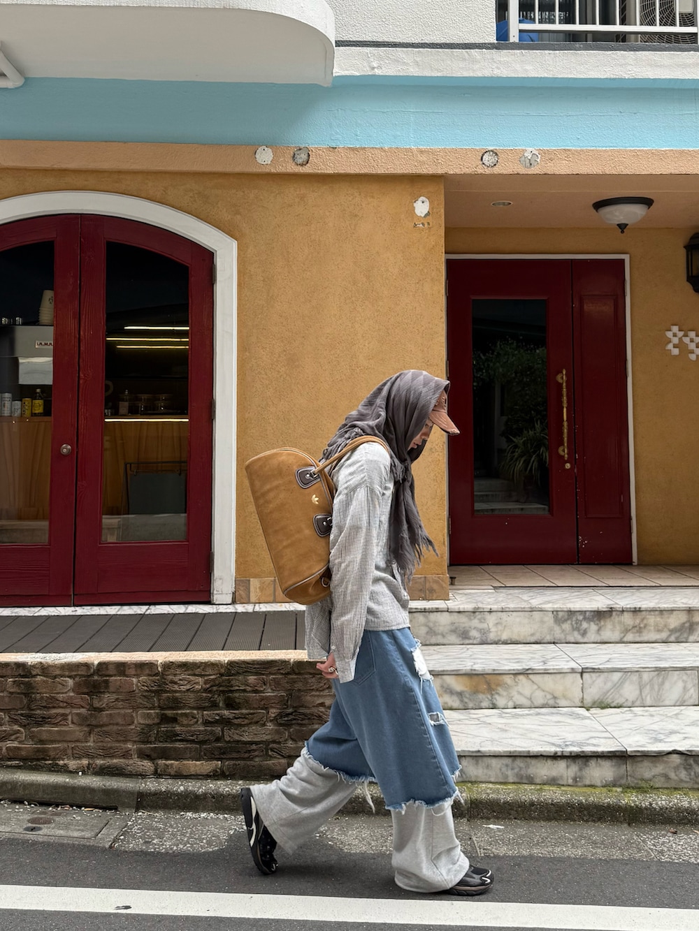 ホワイト系のシャツ/ブラウス、グレー系のスウェットパンツ、ベージュ系のバッグを着用したメンズの夏コーディネートの3枚目の写真