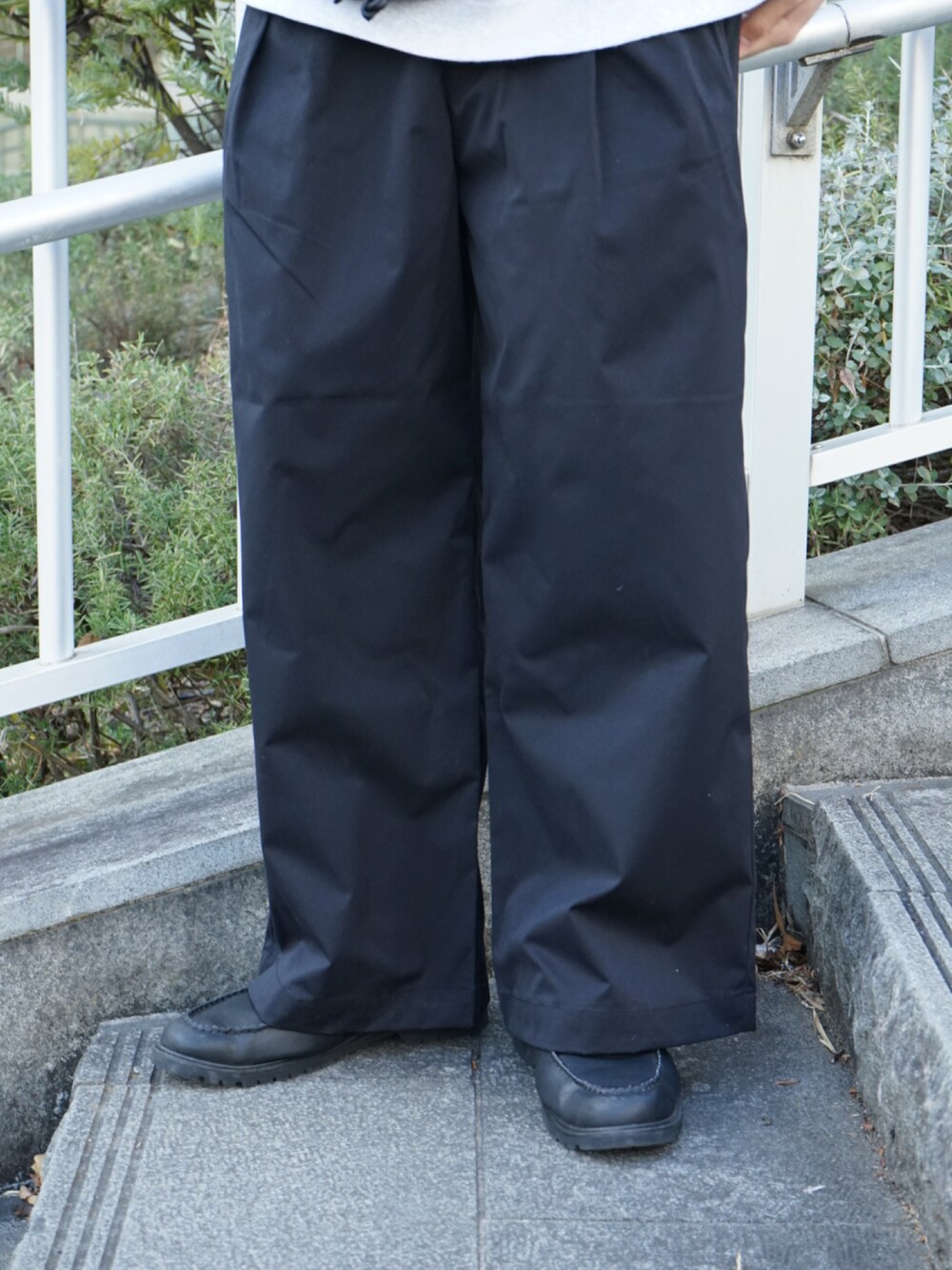 グレー系のスウェット、ブラック系のその他パンツ、ブラック系のショルダーバッグを着用したメンズの春コーディネートの4枚目の写真