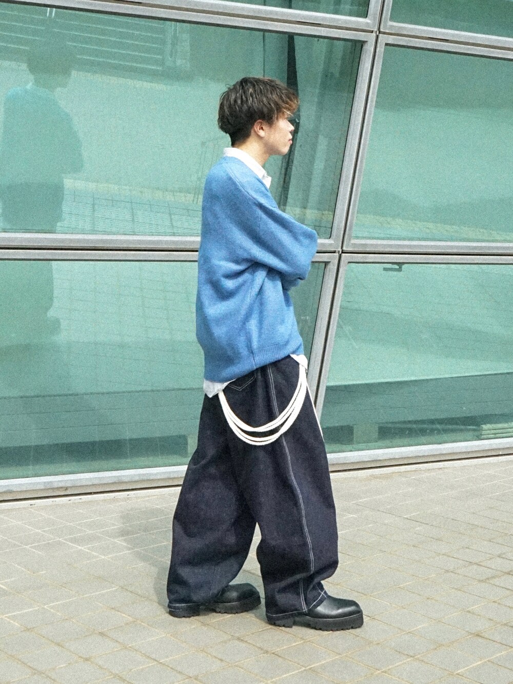 ブルー系のカーディガン/ボレロ、ブラック系のシャツ/ブラウス、ブルー系のデニムパンツを着用したメンズの秋コーディネートの2枚目の写真