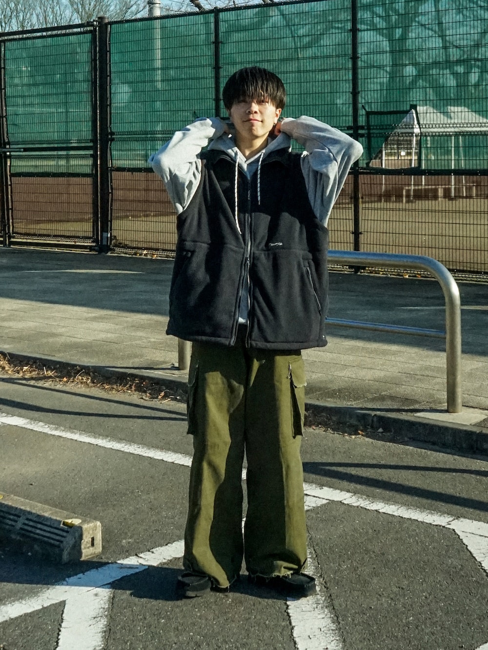 ブルー系のその他アウター、グレー系のパーカー、グリーン系のカーゴパンツを着用したメンズの冬コーディネートの2枚目の写真