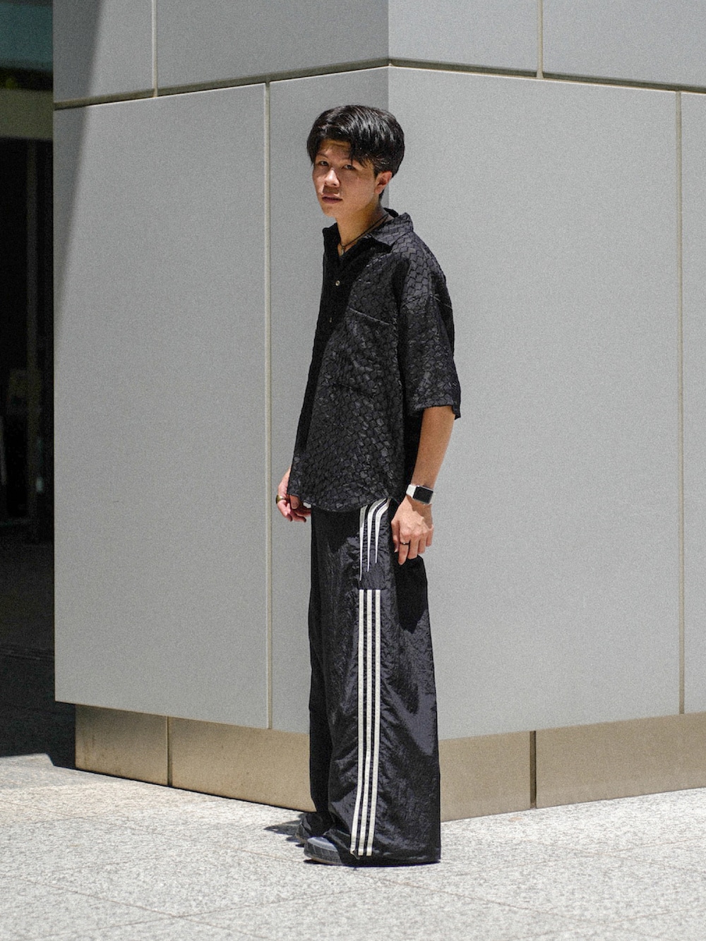 ブラック系のシャツ/ブラウス、ブラック系のスウェットパンツ、ブラック系のスニーカーを着用したメンズの夏コーディネートの2枚目の写真