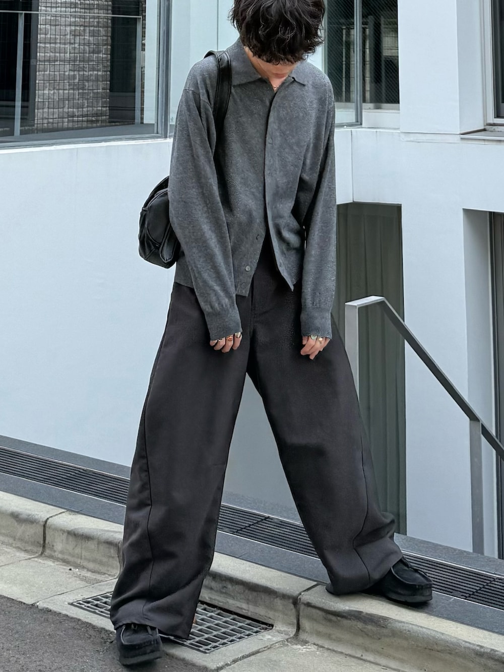 グレー系のシャツ/ブラウス、グレー系のスラックス、ブラック系のショルダーバッグを着用したメンズの秋コーディネートの4枚目の写真