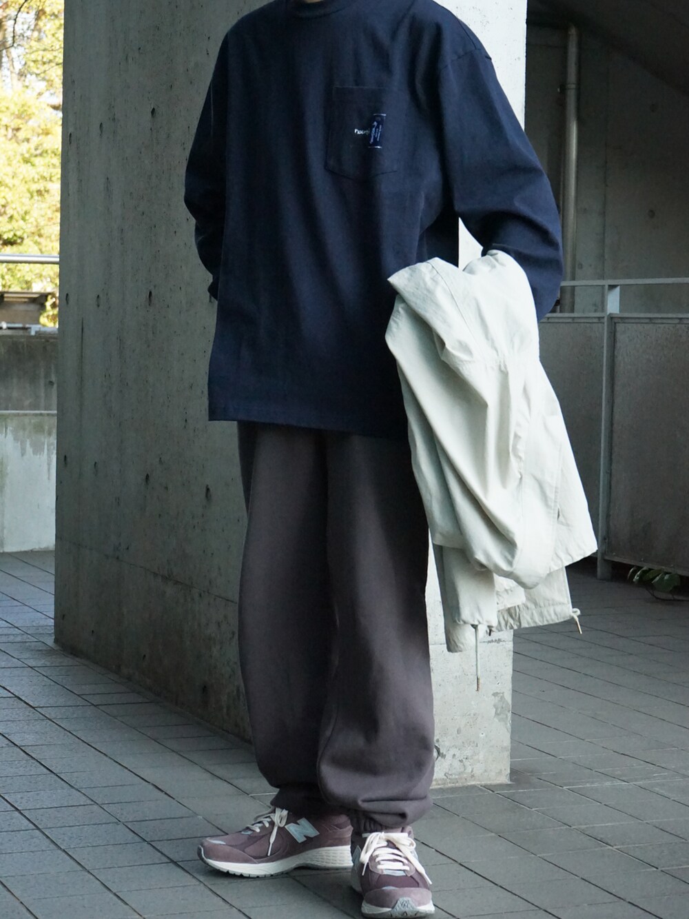 ブルー系のTシャツ/カットソー、ベージュ系のモッズコート、グレー系のスウェットパンツを着用したメンズの春コーディネートの5枚目の写真