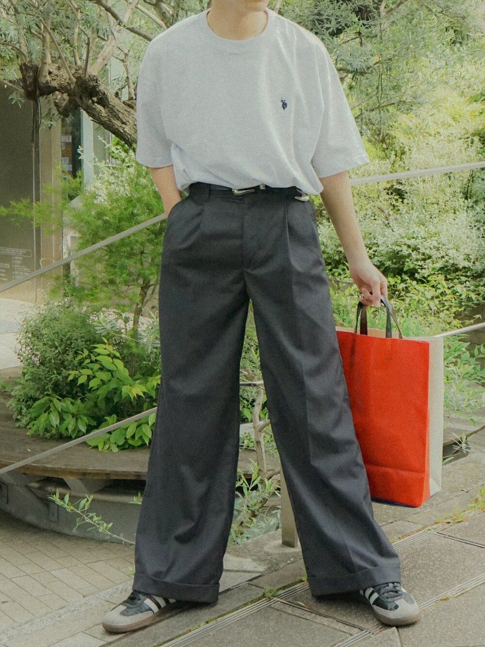 グレー系のTシャツ/カットソー、グレー系のスラックス、ホワイト系のトートバッグを着用したメンズの春コーディネートの5枚目の写真