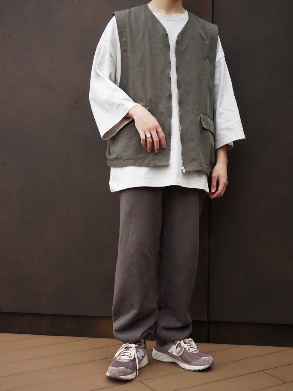 グレー系のTシャツ/カットソー、グレー系のベスト、グレー系のスウェットパンツを着用したメンズの春コーディネートの5枚目の写真