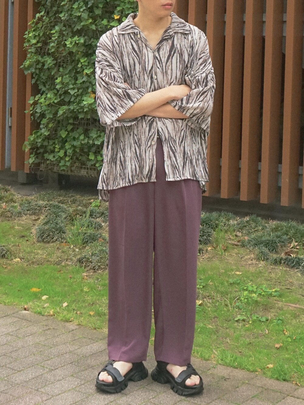 ベージュ系のシャツ/ブラウス、レッド系のスラックス、ブラック系のサンダルを着用したメンズの夏コーディネートの5枚目の写真