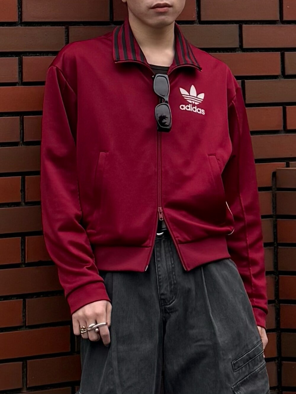 レッド系のその他トップス、その他のその他パンツ、ブラック系のブーツを着用したメンズの春コーディネートの2枚目の写真