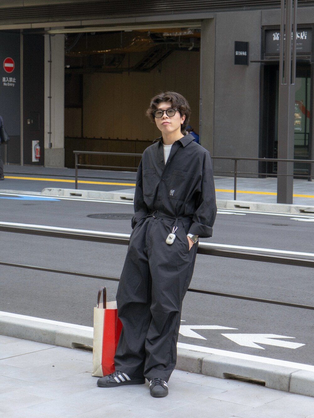 ブラック系のつなぎ/オールインワン、その他のTシャツ/カットソー、ホワイト系のトートバッグを着用したメンズの春コーディネートの4枚目の写真
