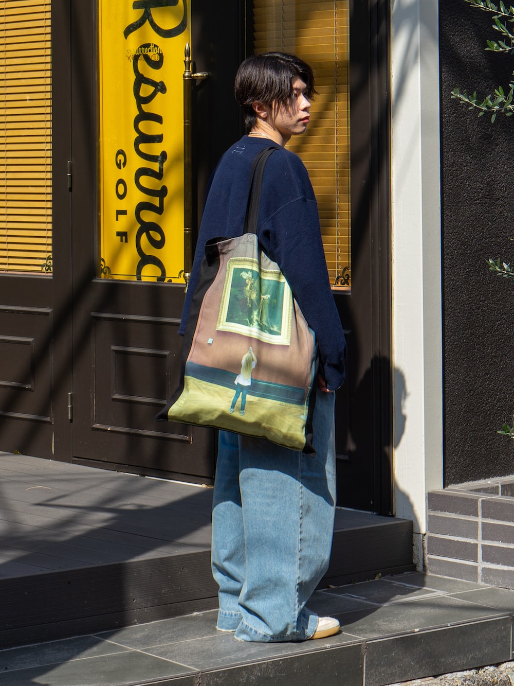 ブルー系のスウェット、ブルー系のデニムパンツ、グレー系のTシャツ/カットソーを着用したメンズの春コーディネートの2枚目の写真