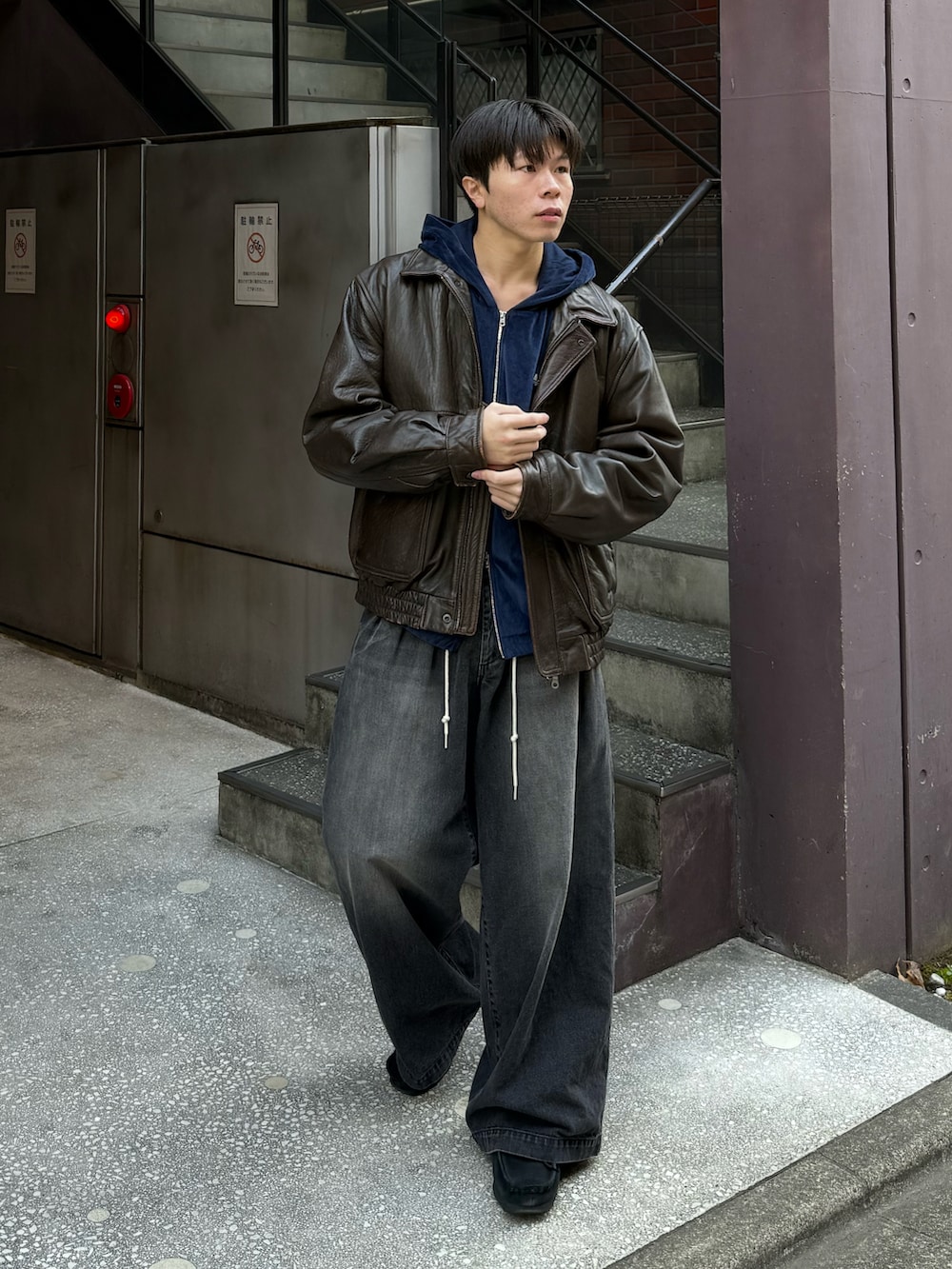 ブラック系のモカシン/デッキシューズ、ブラウン系のブルゾン、ブルー系のブルゾンを着用したメンズの冬コーディネートの2枚目の写真