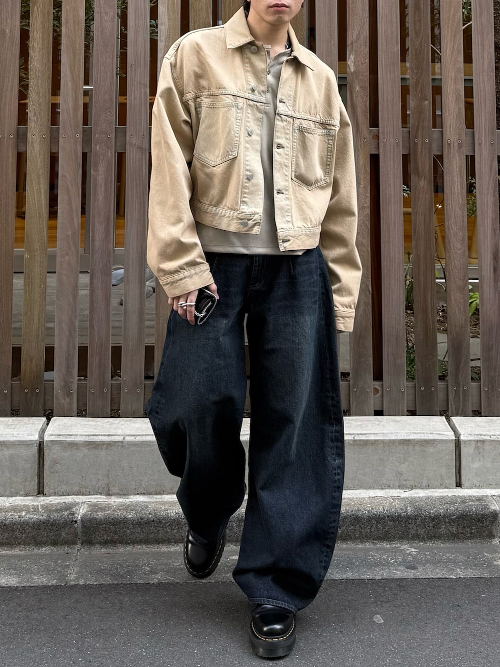 ベージュ系のTシャツ/カットソー、ブルー系のデニムパンツ、ブラック系のブーツを着用したメンズの春コーディネートの3枚目の写真