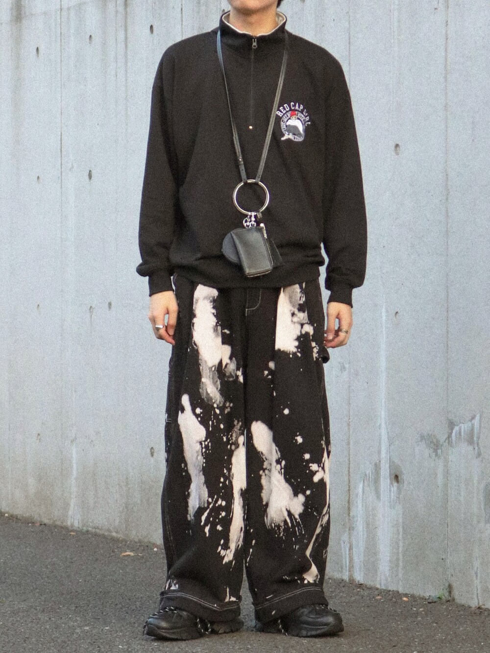 ブラック系のスウェット、ブラック系のその他パンツ、ブラック系のショルダーバッグを着用したメンズの秋コーディネートの5枚目の写真