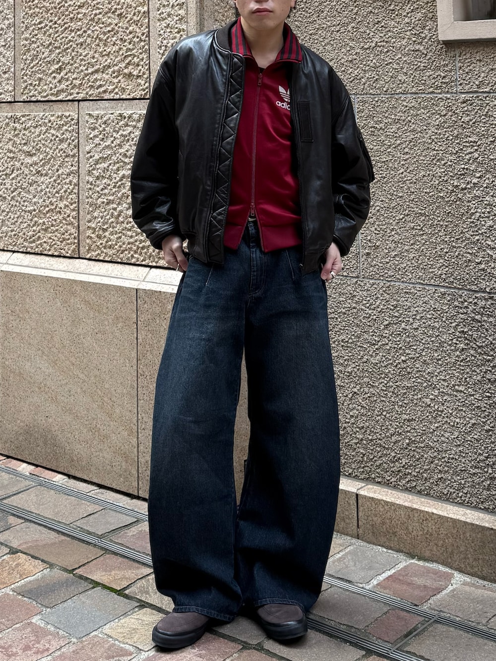 レッド系のその他トップス、ブラウン系のMA-1、ブルー系のデニムパンツを着用したメンズの冬コーディネートの5枚目の写真