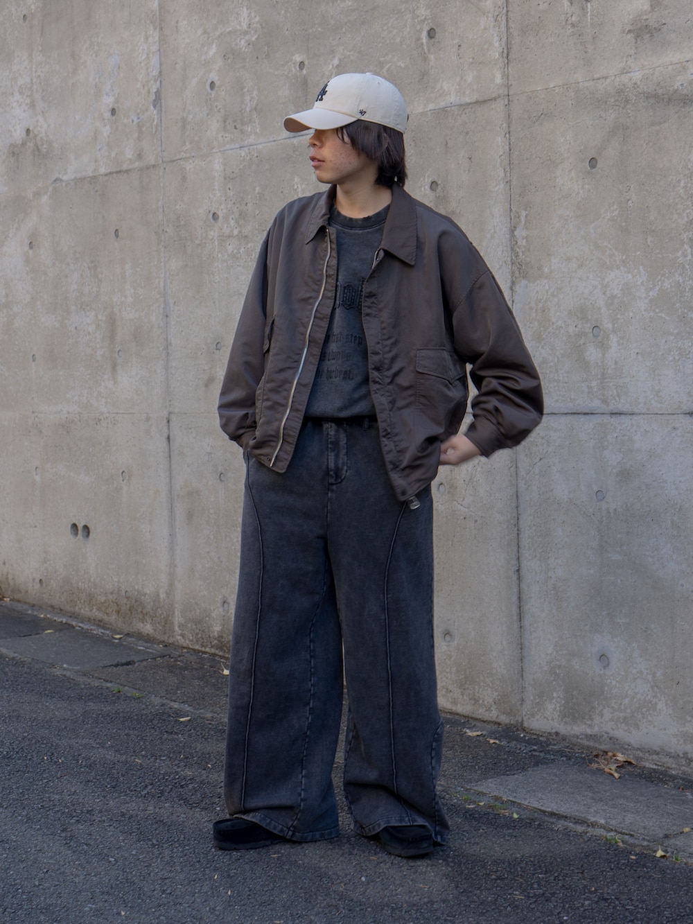 グレー系のスウェット、グレー系のスウェットパンツ、ブラック系のその他シューズを着用したメンズの冬コーディネートの2枚目の写真