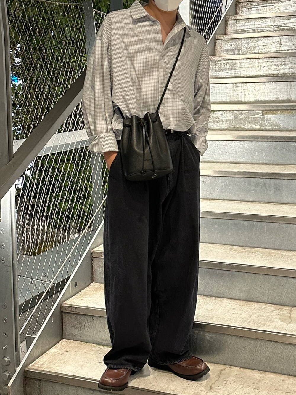 ブラック系のシャツ/ブラウス、ブラック系のデニムパンツ、ブラック系のショルダーバッグを着用したメンズの秋コーディネートの3枚目の写真