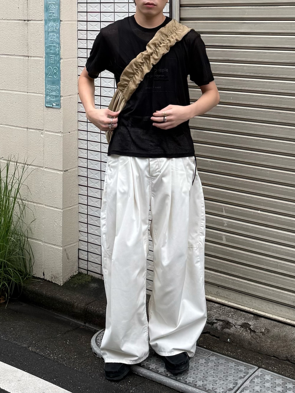 ブラック系のTシャツ/カットソー、ホワイト系のその他パンツ、ブルー系のタンクトップを着用したメンズの夏コーディネートの4枚目の写真
