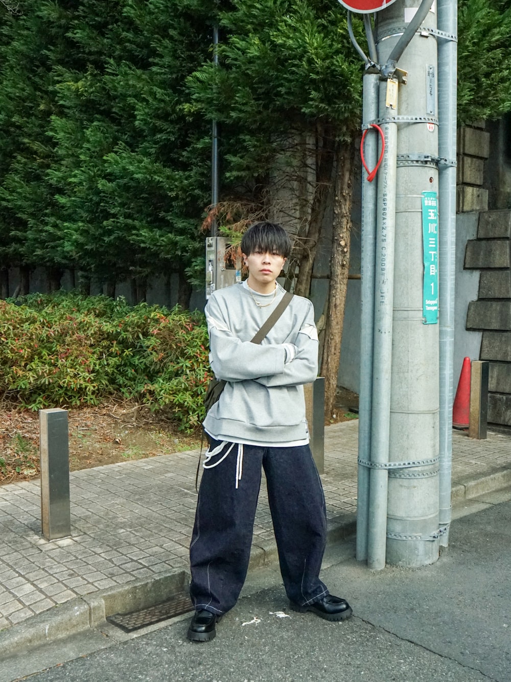 グレー系のスウェット、グレー系のTシャツ/カットソー、ブルー系のデニムパンツを着用したメンズの冬コーディネートの3枚目の写真