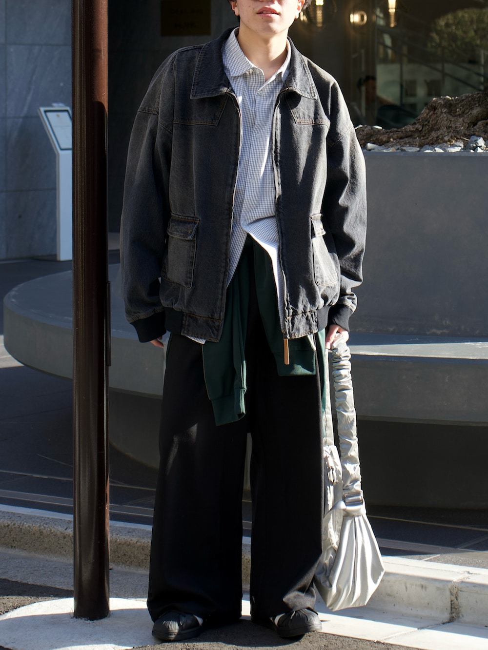 ブラック系のデニムジャケット、ブラック系のシャツ/ブラウス、グリーン系のジャージを着用したメンズの春コーディネートの5枚目の写真
