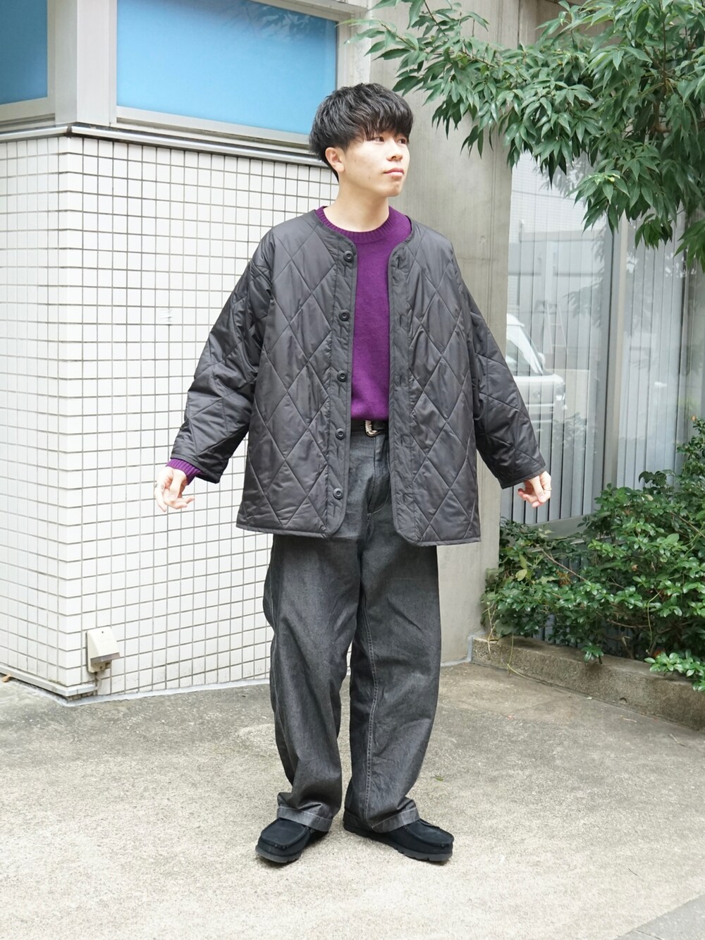 ブラック系のミリタリージャケット、パープル系のニット/セーター、グレー系のデニムパンツを着用したメンズの秋コーディネートの3枚目の写真
