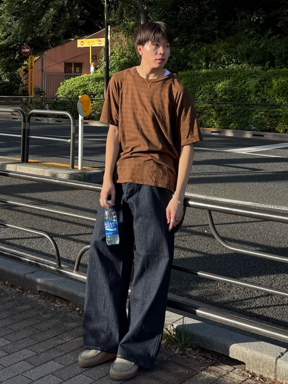 ブラウン系のTシャツ/カットソー、ブルー系のデニムパンツ、ベージュ系のその他シューズを着用したメンズの夏コーディネートの2枚目の写真