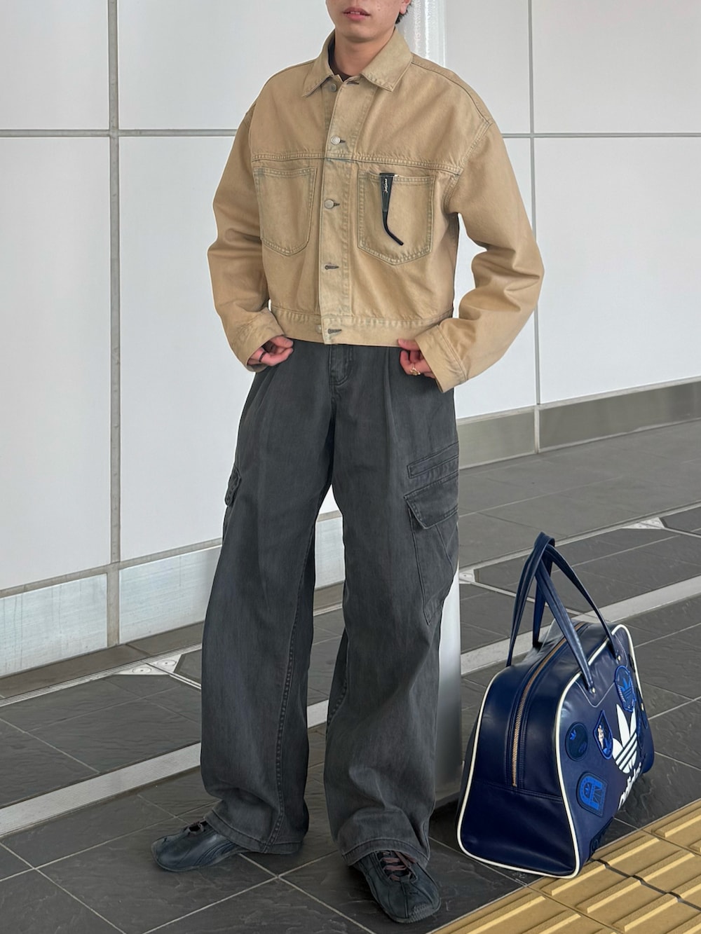 ベージュ系のデニムジャケット、ブラウン系のTシャツ/カットソー、その他のその他パンツを着用したメンズの春コーディネートの5枚目の写真