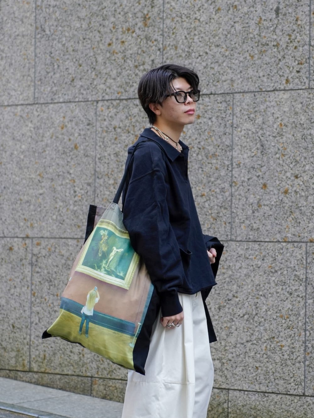 ブラック系のスウェット、ホワイト系のその他パンツ、ブラック系のその他シューズを着用したメンズの春コーディネートの4枚目の写真