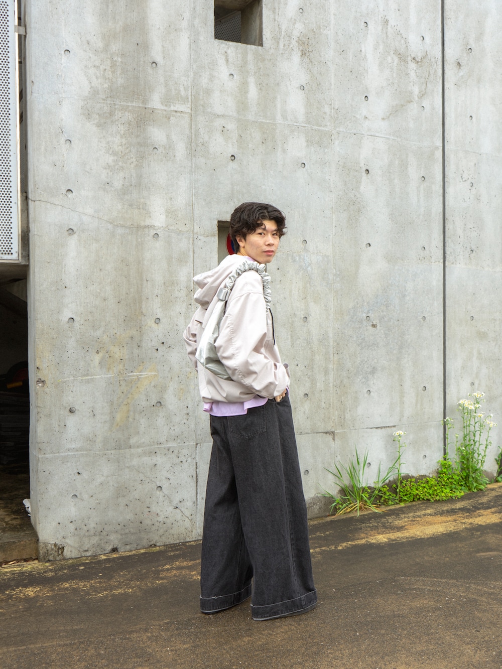 ベージュ系のブルゾン、ピンク系のシャツ/ブラウス、ブラック系のデニムパンツを着用したメンズの春コーディネートの3枚目の写真