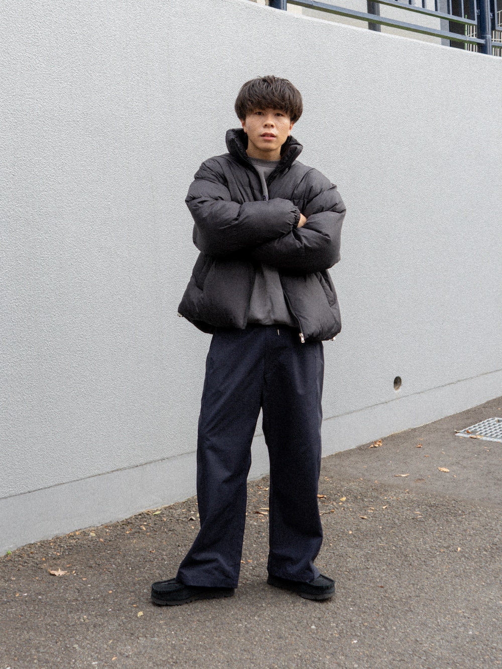 ブラック系のダウンジャケット/コート、ブラック系のその他パンツ、ブラック系のその他シューズを着用したメンズの冬コーディネートの2枚目の写真