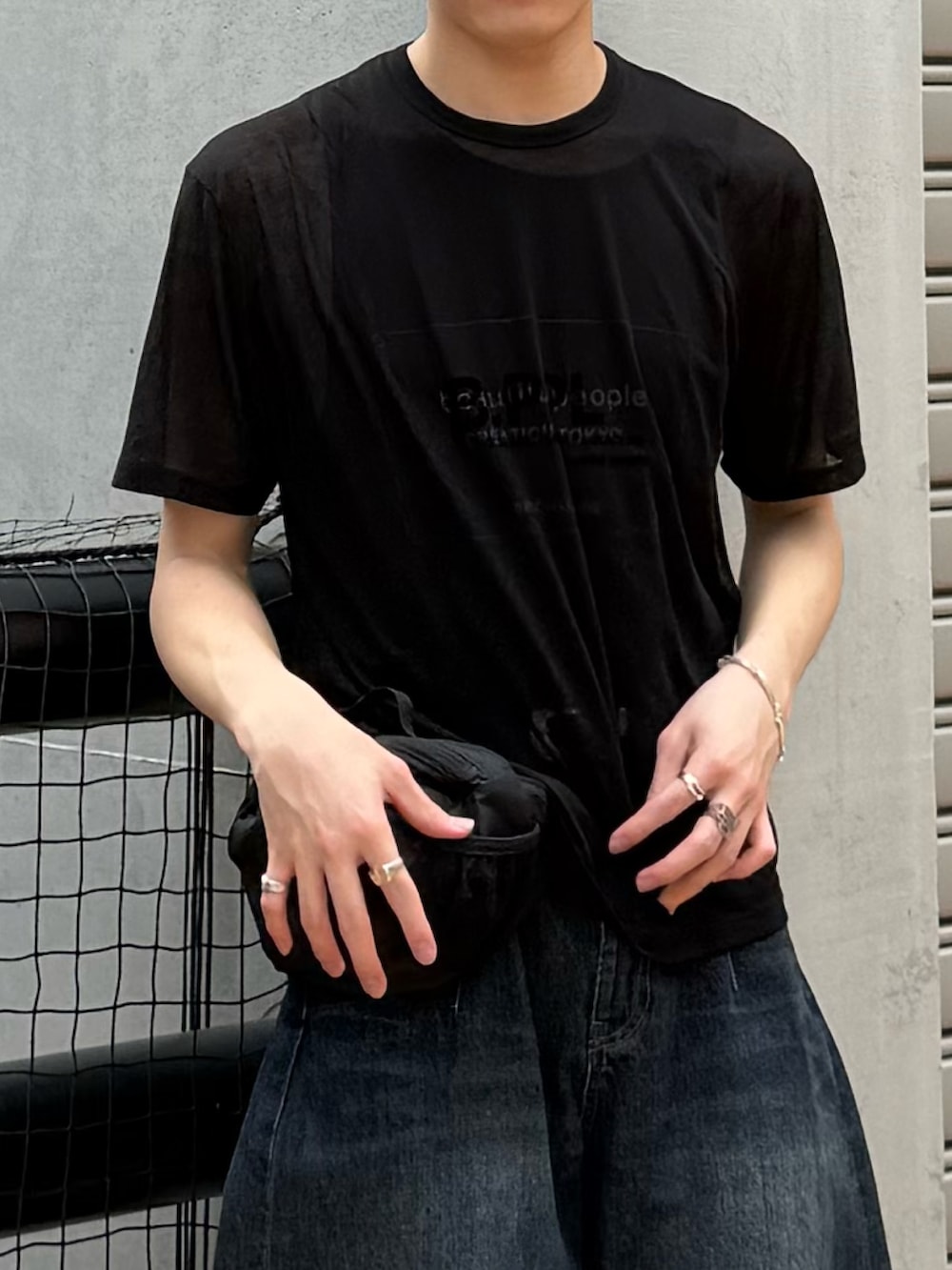 ブラック系のTシャツ/カットソー、ブルー系のデニムパンツ、ブラウン系のタンクトップを着用したメンズの夏コーディネートの3枚目の写真