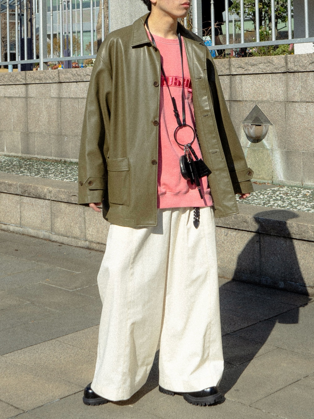 ブラック系のカバーオール、ピンク系のスウェット、ホワイト系のその他パンツを着用したメンズの冬コーディネートの5枚目の写真