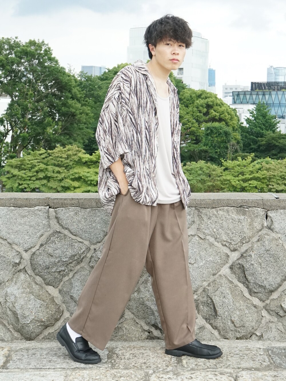 ベージュ系のシャツ/ブラウス、グレー系のタンクトップ、ブラウン系のスラックスを着用したメンズの夏コーディネートの2枚目の写真