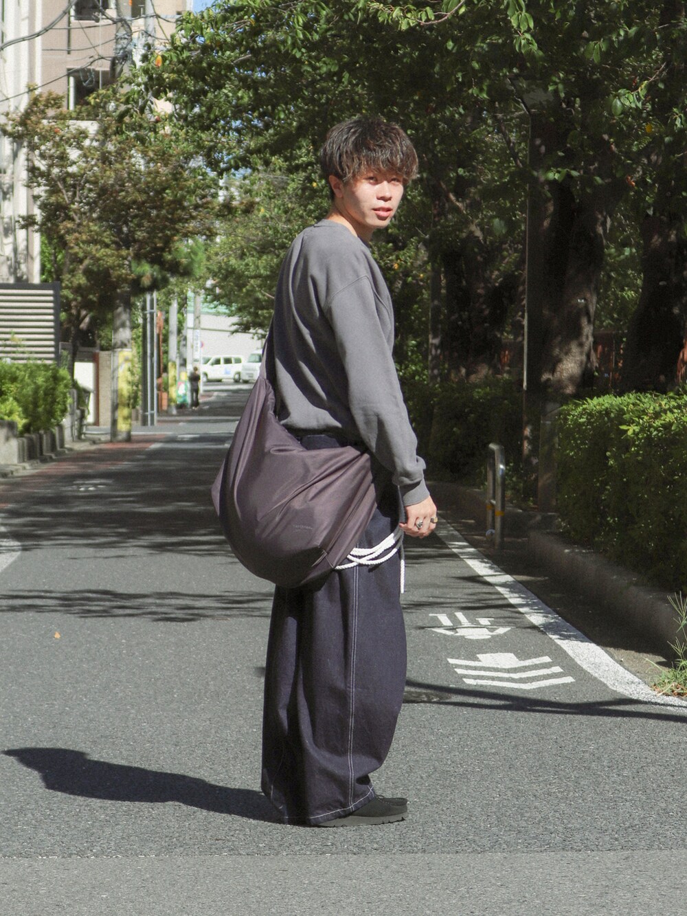 ブルー系のデニムパンツ、グレー系のショルダーバッグ、ブラック系のその他シューズを着用したメンズの秋コーディネートの2枚目の写真