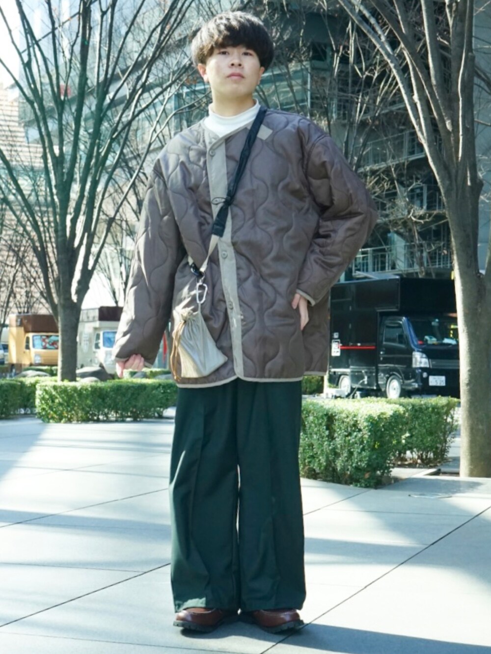 ベージュ系のその他アウター、ベージュ系のショルダーバッグ、グリーン系のその他パンツを着用したメンズの冬コーディネートの3枚目の写真