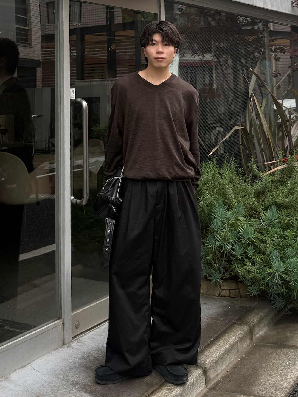 ブラック系のその他パンツ、ブラック系のショルダーバッグ、ブラック系のモカシン/デッキシューズを着用したメンズの春コーディネートの2枚目の写真