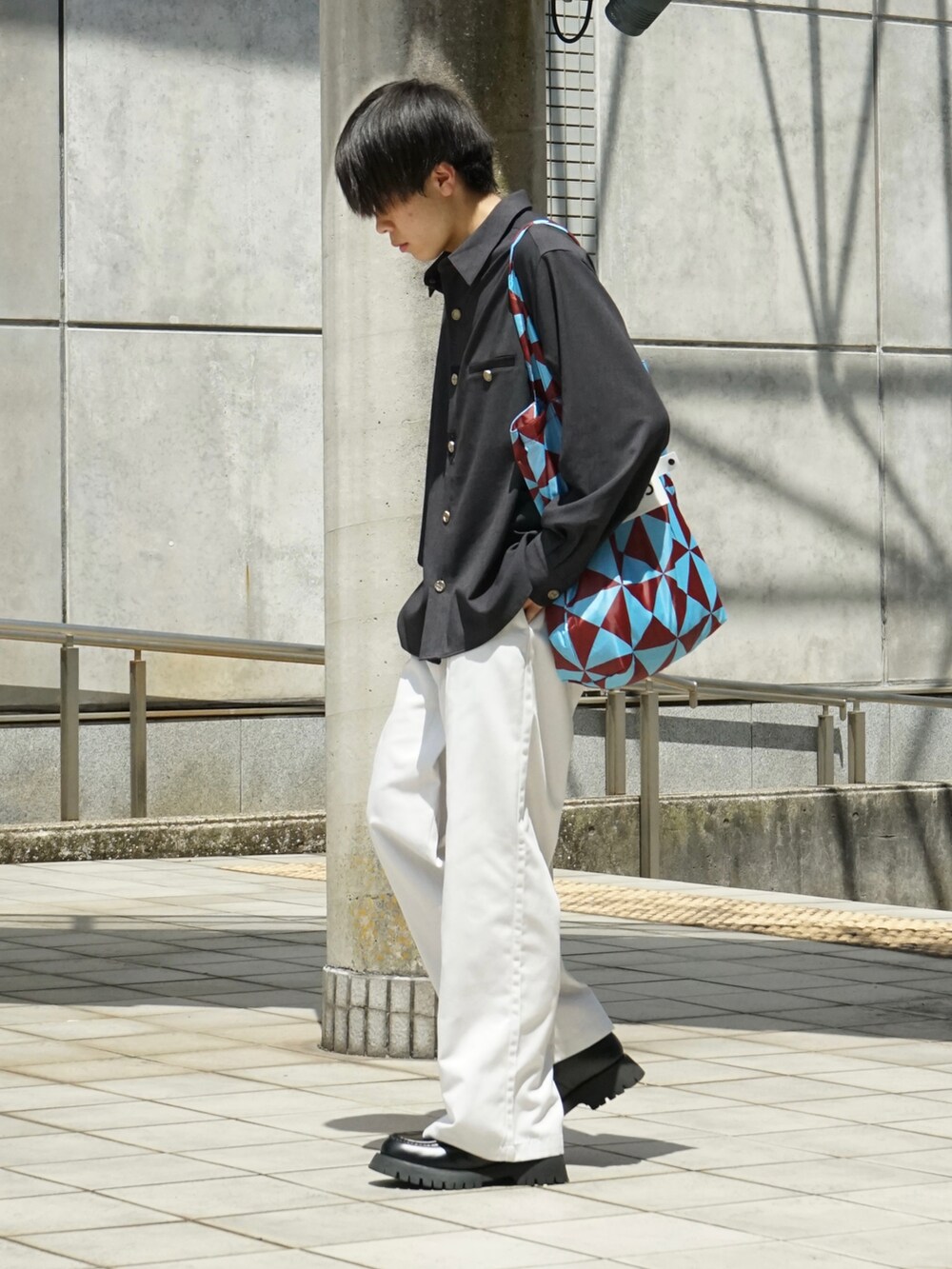 グレー系のシャツ/ブラウス、ホワイト系のチノパンツ、ブルー系のトートバッグを着用したメンズの夏コーディネートの2枚目の写真