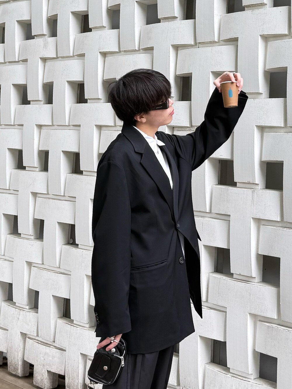 ブラック系のテーラードジャケット、ホワイト系のシャツ/ブラウス、ブラック系のその他パンツを着用したメンズの春コーディネートの4枚目の写真