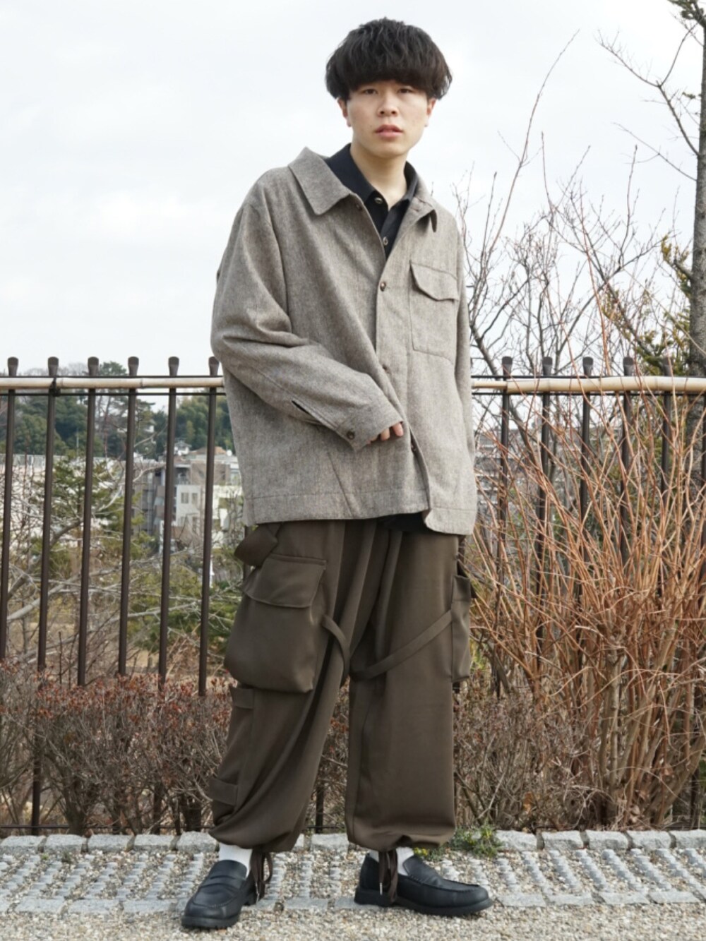 ブラウン系のシャツ/ブラウス、グレー系のシャツ/ブラウス、グリーン系のサロペット/オーバーオールを着用したメンズの冬コーディネートの3枚目の写真