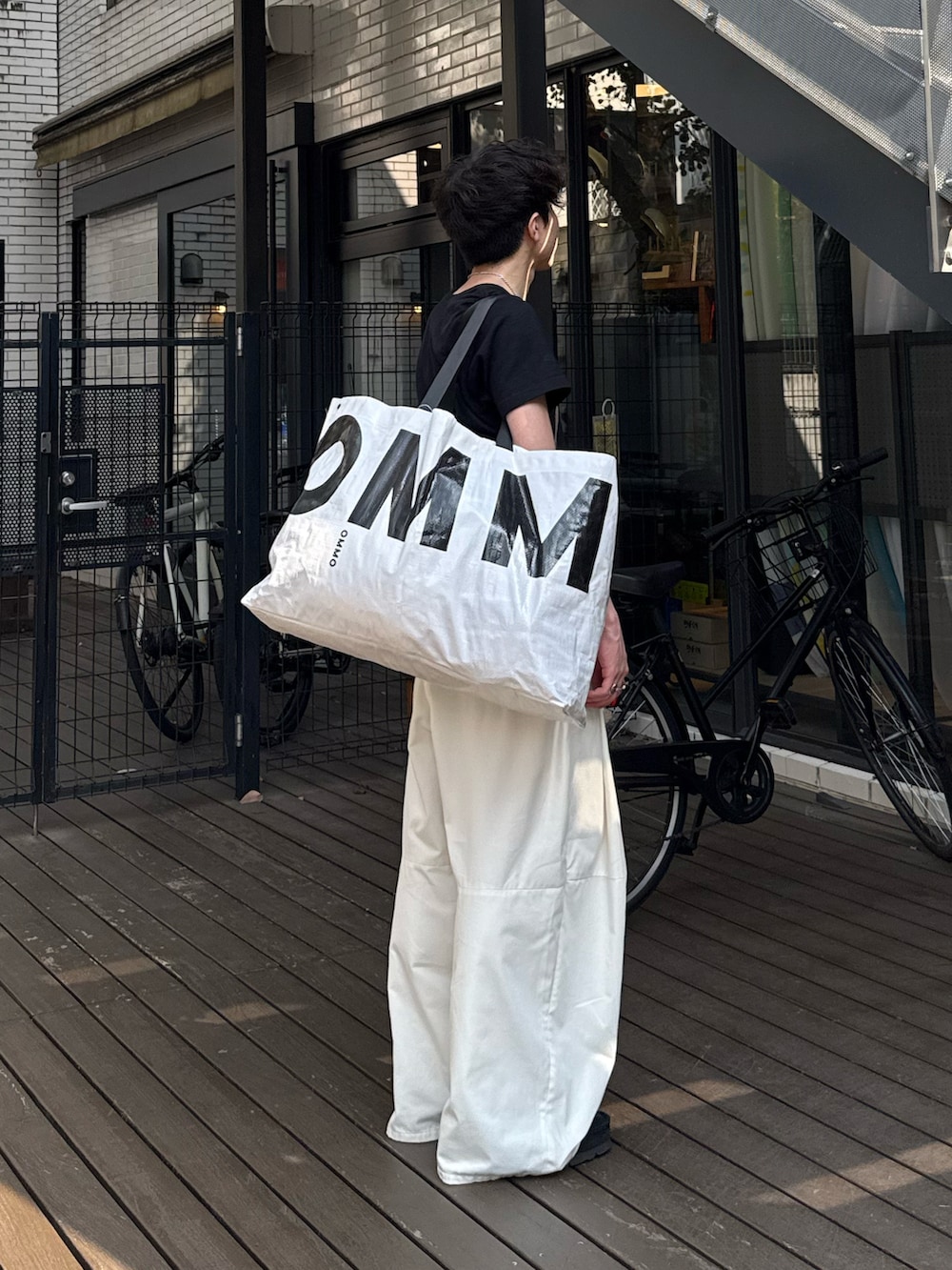 「夏ルックで気分アップ、アウトドアスタイル、厚底シューズ、半袖シャツ、シンプルコーデ、モノトーン、きれいめカジュアル、夏コーデ、トートバッグ、ワイドパンツ、Tシャツ、お出かけコーデ、フェススタイル、休日スタイル、韓国ファッション」｜「HANESの【HANES】「KURO」クルーネックTシャツ（Tシャツ/カットソー、ブラック系）」を使った、junさん（メンズ・171cm）の夏コーディネートの2枚目の写真