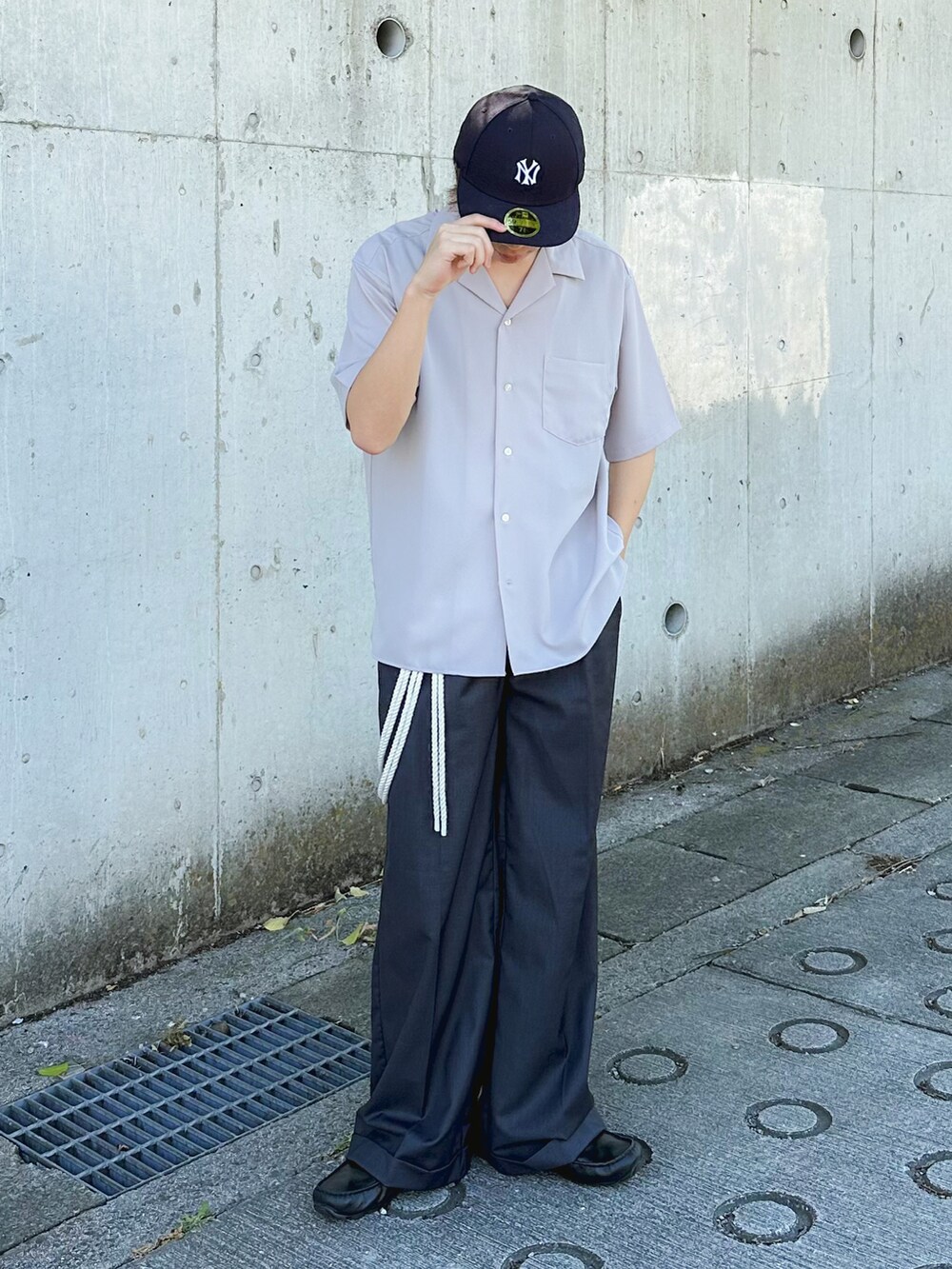 ベージュ系のシャツ/ブラウス、グレー系のスラックス、ブラック系のローファーを着用したメンズの夏コーディネートの5枚目の写真