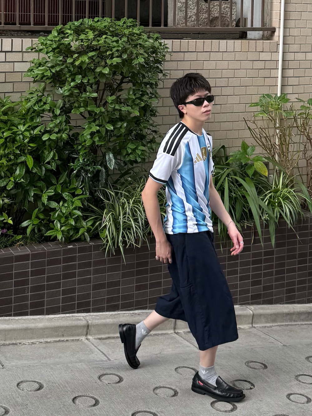 ホワイト系のTシャツ/カットソー、ブルー系のその他パンツ、ブラック系のローファーを着用したメンズの夏コーディネートの2枚目の写真