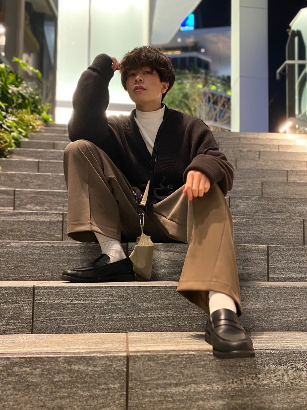 ブラウン系のカーディガン/ボレロ、ブラウン系のその他パンツ、ベージュ系のショルダーバッグを着用したメンズの冬コーディネートの3枚目の写真