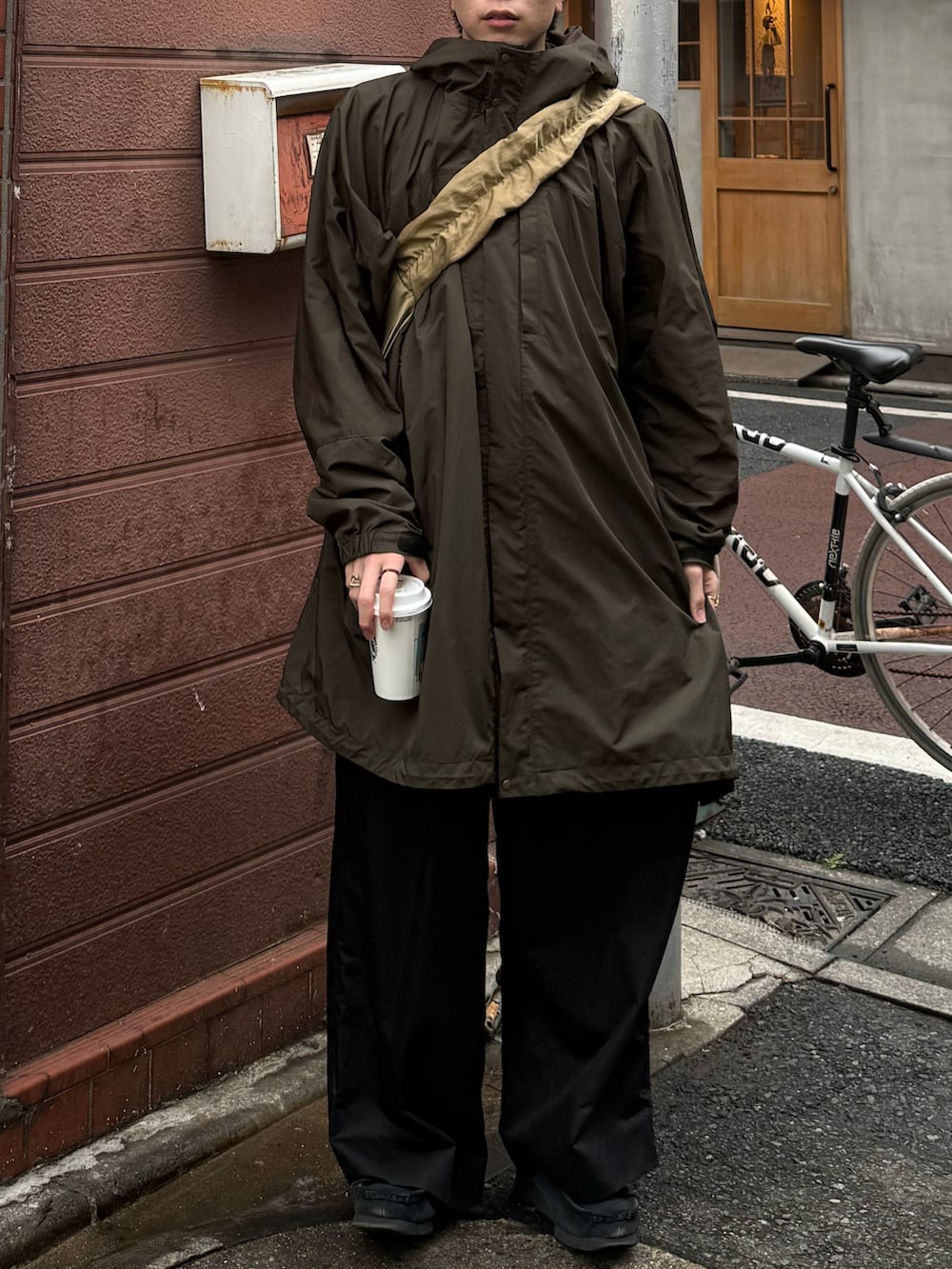 ブラック系のモカシン/デッキシューズ、ブラック系のその他パンツ、ベージュ系のショルダーバッグを着用したメンズの春コーディネートの4枚目の写真