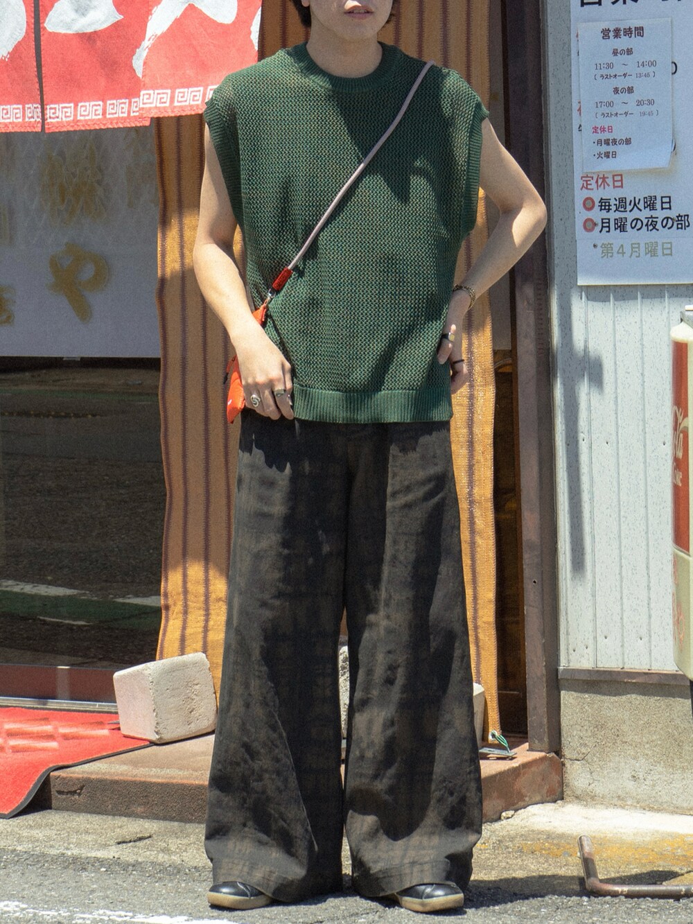 グリーン系のベスト、グリーン系のTシャツ/カットソー、グリーン系のその他パンツを着用したメンズの春コーディネートの5枚目の写真