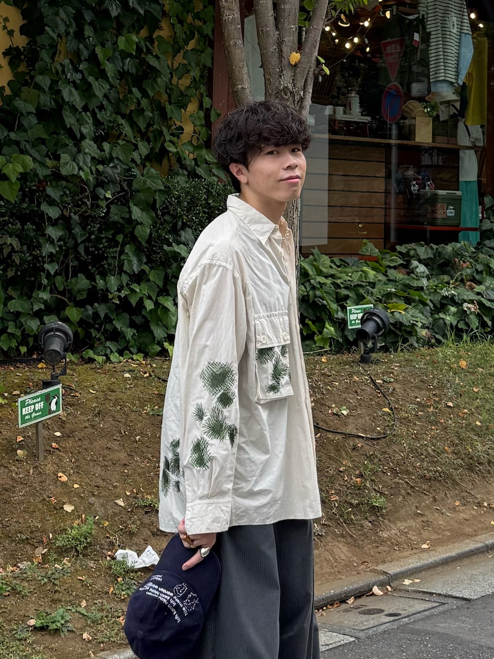 「秋服準備はじめました、スポーツミックス、厚底シューズ、シャツスタイル、きれいめカジュアル、韓国ファッション、スラックス、レザー、お出かけコーデ、キャップ、モノトーン、休日スタイル」｜「YOKEのアイテム（シャツ/ブラウス、ホワイト系）」を使った、junさん（メンズ・171cm）の秋コーディネートの2枚目の写真
