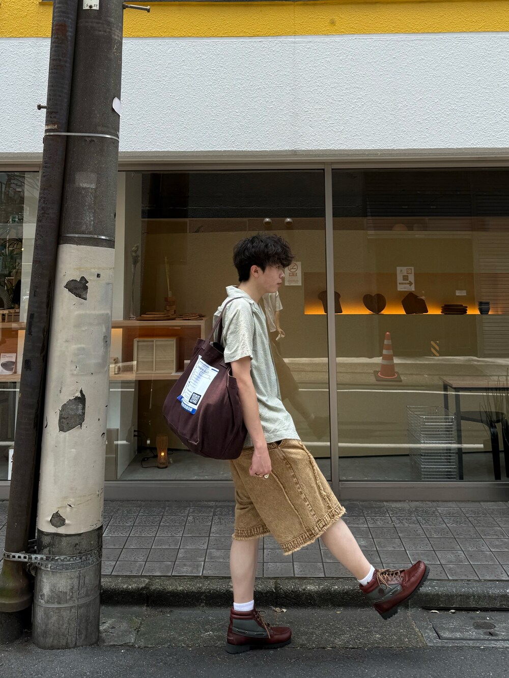 グリーン系のシャツ/ブラウス、ベージュ系のその他パンツ、ブラウン系のトートバッグを着用したメンズの夏コーディネートの3枚目の写真