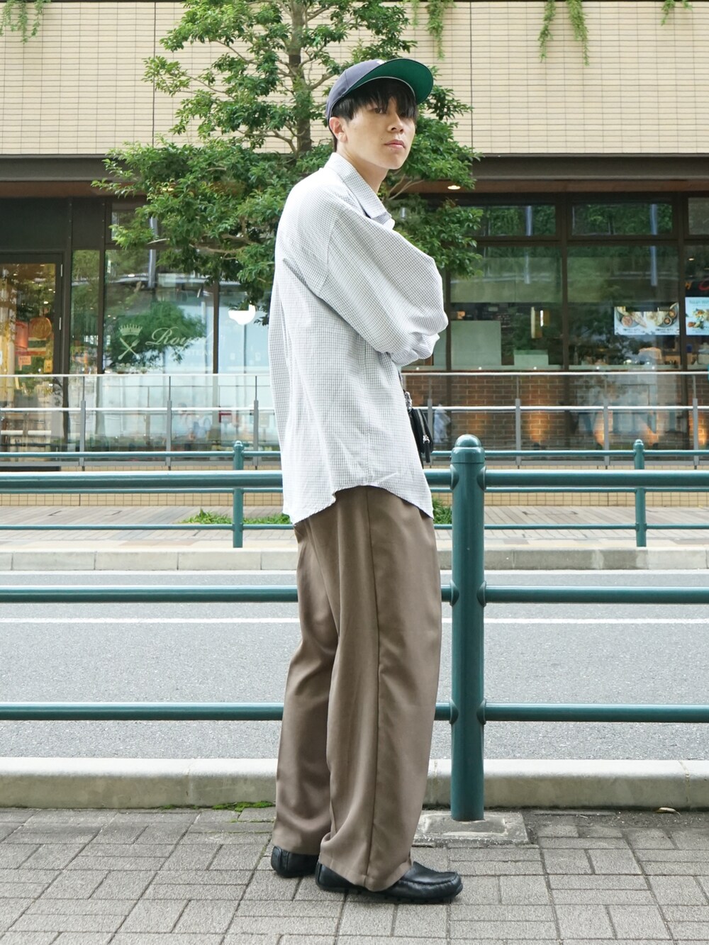 ブラック系のシャツ/ブラウス、ブラウン系のスラックス、ブラック系のショルダーバッグを着用したメンズの秋コーディネートの5枚目の写真