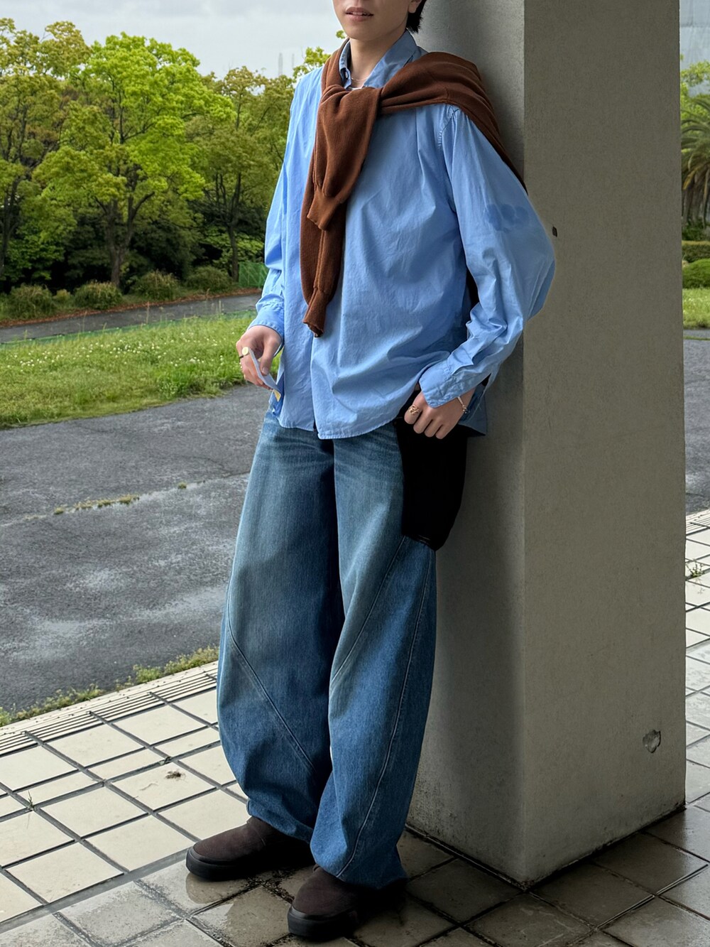 ブラウン系のカーディガン/ボレロ、ブルー系のデニムパンツ、ブラウン系のスニーカーを着用したメンズの春コーディネートの3枚目の写真