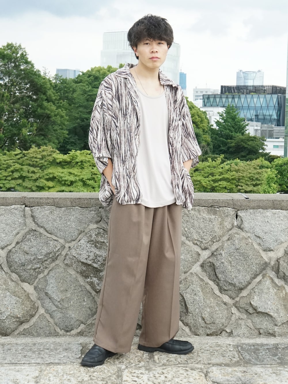 ベージュ系のシャツ/ブラウス、グレー系のタンクトップ、ブラウン系のスラックスを着用したメンズの夏コーディネートの3枚目の写真