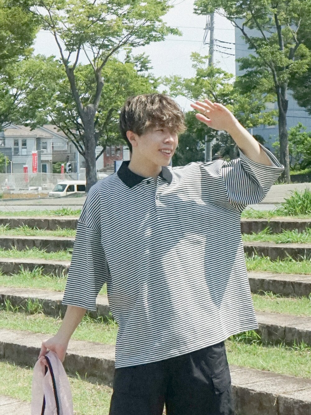 ピンク系のトートバッグ、ブラック系のスニーカー、ブルー系のその他を着用したメンズの夏コーディネートの4枚目の写真